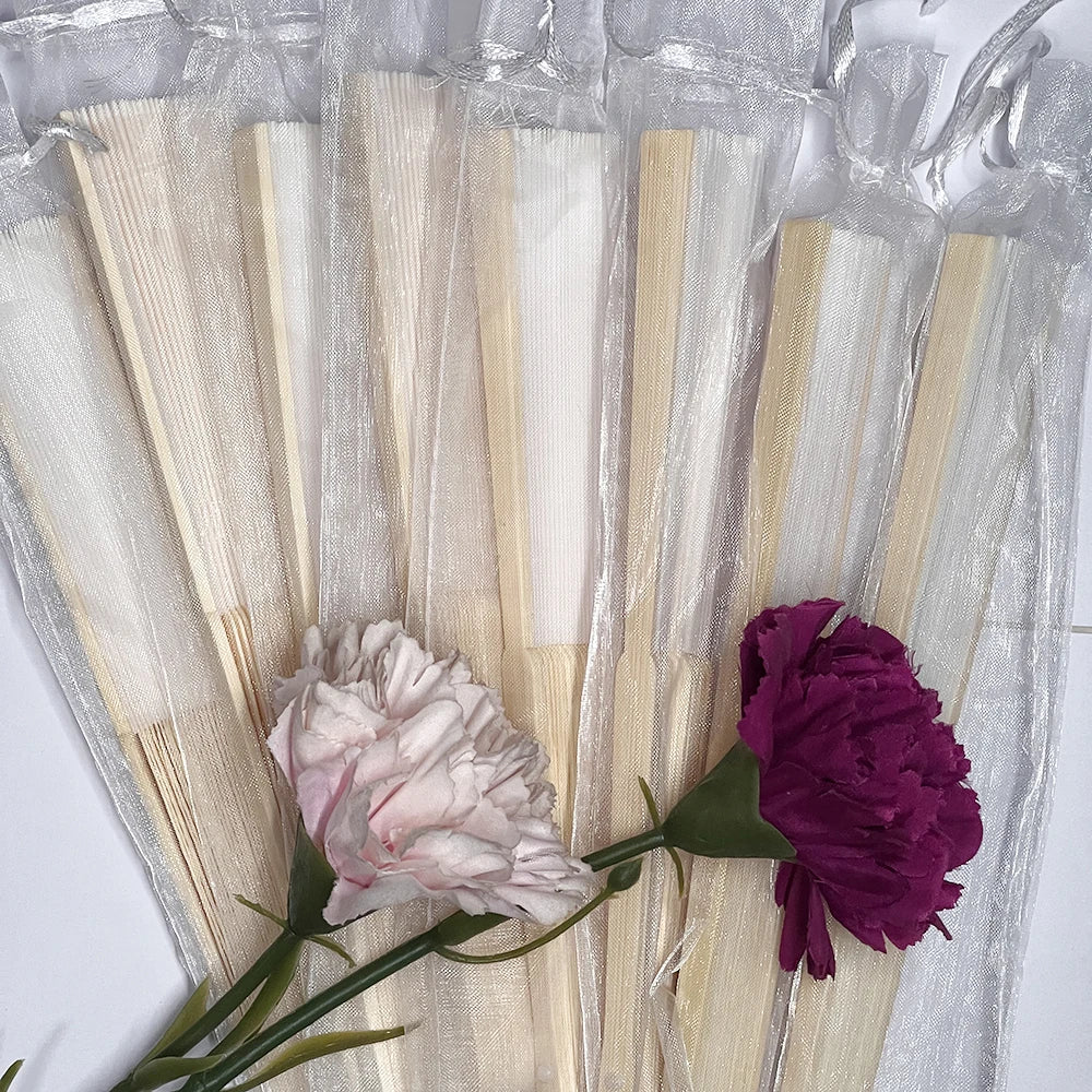 10–90pcs Personalized Engraved White Folding Silk Hand Fans – Elegant Wedding Party Supplies with Organza Gift Bags - Image 4