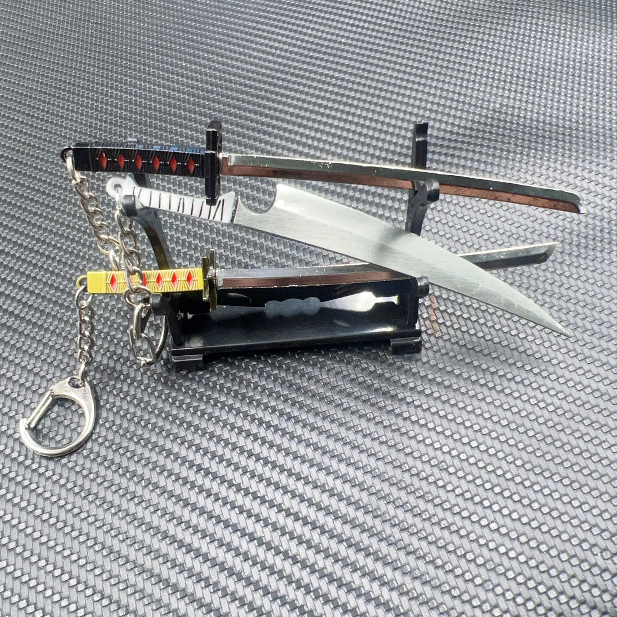 26cm Bleach Mini Sword Keychain – Kurosaki Ichigo Anime Collectible with Sheath & Metal Mask Pendant - Image 4